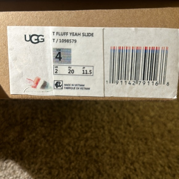 UGG slides - Picture 2 of 6